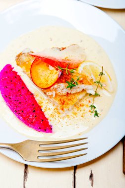 Taze şeftali eriği ve ejderha meyveli kekik dilimleri ile kızartılmış fileto fileto.
