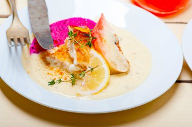 Taze şeftali eriği ve ejderha meyveli kekik dilimleri ile kızartılmış fileto fileto.