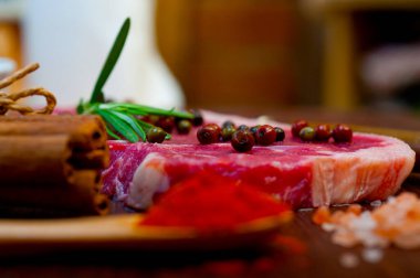 Çiğ pişmemiş biftek kasabı seçimi.