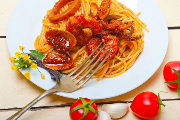 Italiaanse Zeevruchten Spaghetti Pasta Rode Tomatensaus Witte Rustieke Houten Tafel — Stockfoto