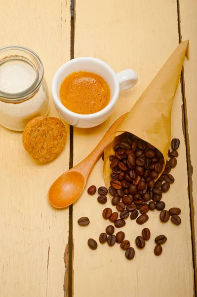 Espresso Kaffee Und Bohnen Auf Papiertüten Füllhorn Über Weißem Hintergrund — Stockfoto