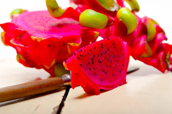 Fruta Fresca Tailandesa Dragón Púrpura Sobre Mesa Rústica Blanca — Foto de Stock