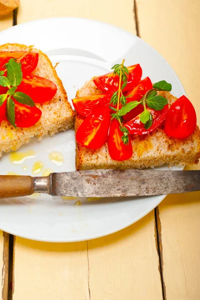 意大利番茄意式烤面包配百里香 薄荷叶 — 图库照片