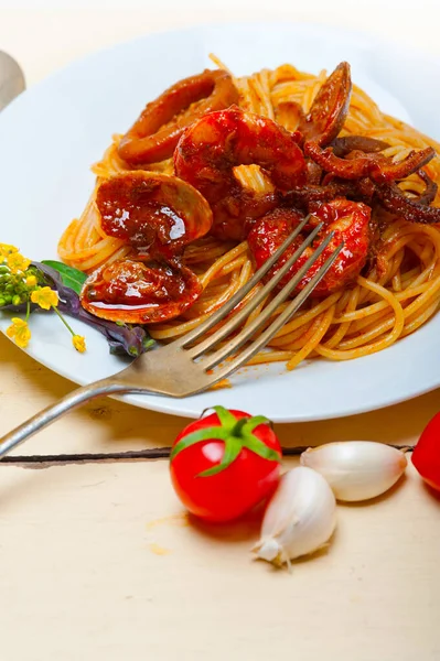 Makaron Spaghetti Włoskie Owoce Morza Czerwony Sos Nad Biały Prosty — Zdjęcie stockowe