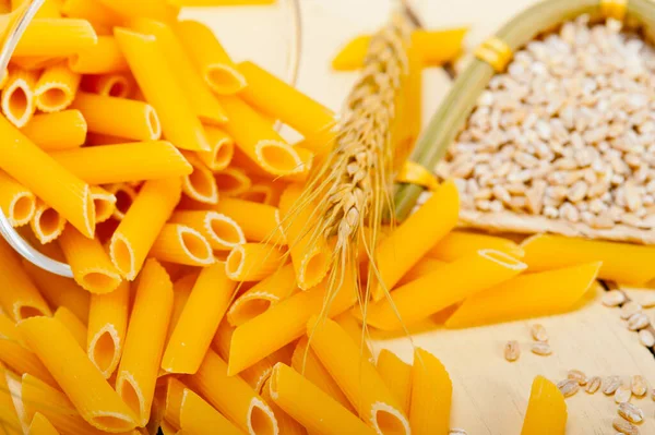 Korte Italiaanse Pasta Penne Met Durum Tarwe Granen — Stockfoto