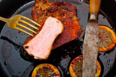 limon ve baharat baharat demir tavada kızarmış pirzola