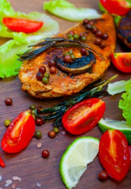 Ahşap kovuk ahşap güvertede tavuk göğsü pişirdi baharatlar ve sebzelerle.