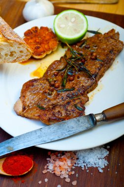 Kızarmış pirzola biftek kasabı seçimi.