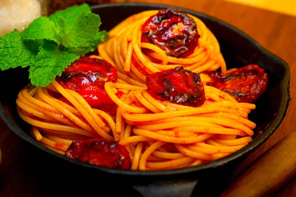 Italian Spaghetti Pasta Tomato Mint Leaves Iron Skillet Wood Board — Stock Photo, Image