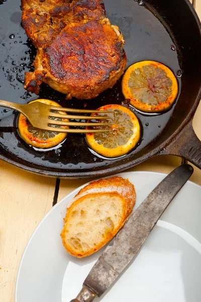 Fläskkotlett Järn Stekpanna Med Citron Och Kryddor Krydda — Stockfoto