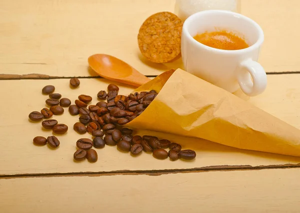 Caffè Espresso Fagioli Cono Carta Cornucopia Sfondo Bianco — Foto Stock