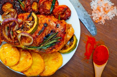 Kızarmış barbekü soslu tavuk göğsü, otlar ve baharatlar sade.