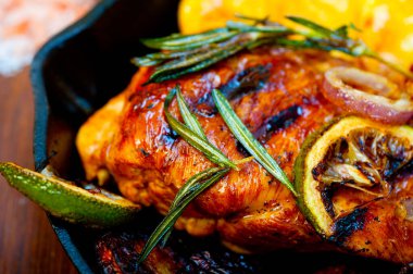 Kızarmış ızgara BBQ tavuk göğsü otlar ve baharatlarla demir tavada rustik stil