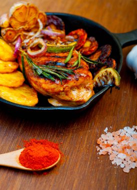 Kızarmış ızgara BBQ tavuk göğsü otlar ve baharatlarla demir tavada rustik stil