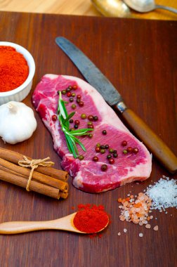 Çiğ pişmemiş biftek kasabı seçimi.