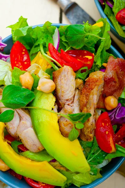 Frisse Gezonde Kip Avocado Salade Rustieke Houten Tafel — Stockfoto