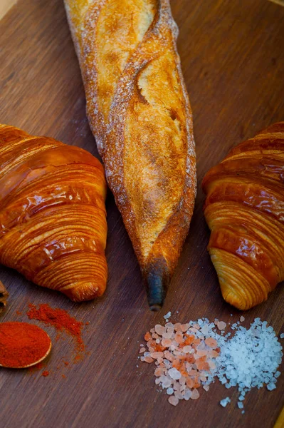 フランスの新鮮なクロワッサンと職人バゲットの伝統 — ストック写真