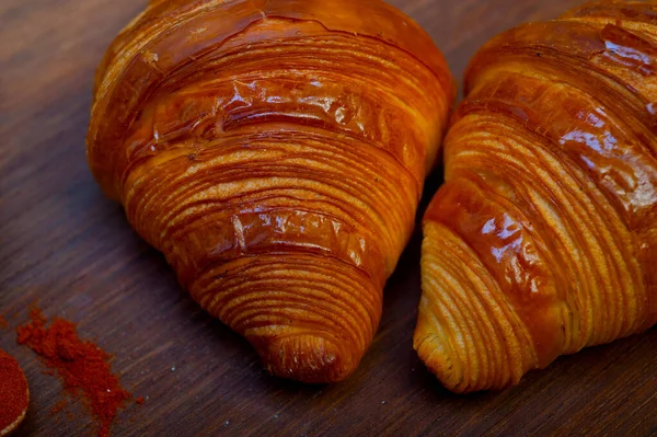 Francés Traditiona Croissant Brioche Mantequilla Pan Madera — Foto de Stock