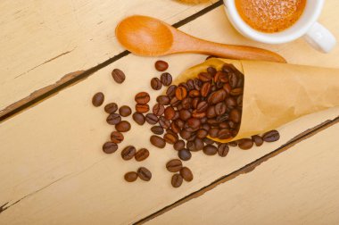 Espresso kahve ve bir kağıt koni bereket beyaz arka plan üzerinde fasulye