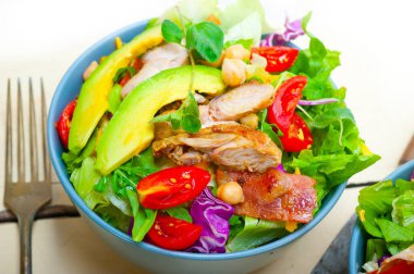 rustik ahşap masa üzerinde taze ve sağlıklı tavuk avokado salatası