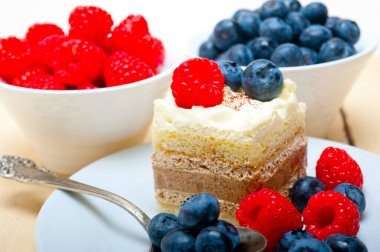 taze ev yapımı Ahududu ve yaban mersinli kek krem 