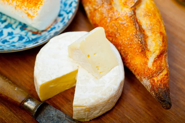 Franse Kaas Verse Stokbrood Een Houthakker — Stockfoto