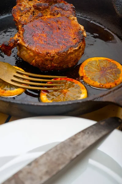 Pork Chop Seared Iron Skillet Lemon Spices Seasoning — Stock Photo, Image