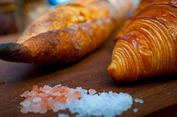 法国新鲜羊角面包和手工面包传统 — 图库照片