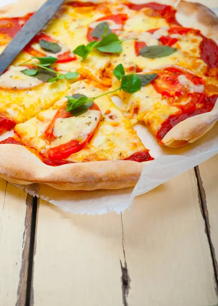 Pizza Tradicional Italiana Margherita Tomate Mussarela Manjericão — Fotografia de Stock