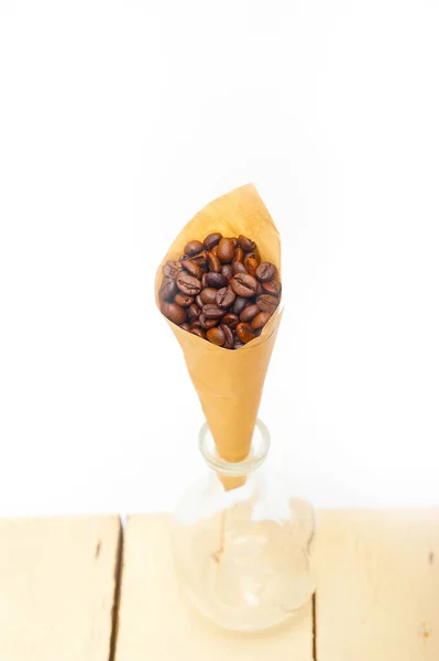 Chicchi Caffè Espresso Cono Carta Cornucopia Sfondo Bianco — Foto Stock