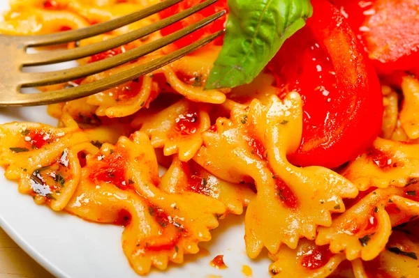 意大利面食厨蝴蝶领结在白色仿古木桌番茄罗勒酱 — 图库照片