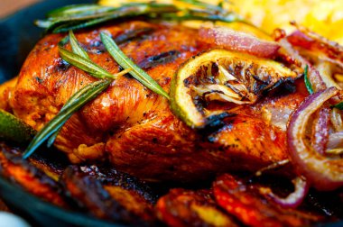 Kızarmış ızgara BBQ tavuk göğsü otlar ve baharatlarla demir tavada rustik stil