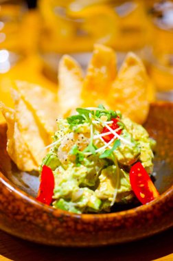 Nacho tarafında taze avokado ve karides salatası