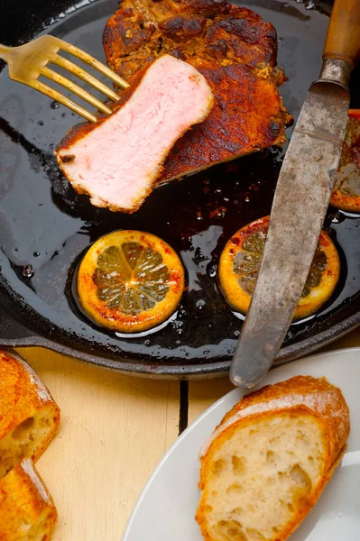 Pork Chop Seared Iron Skillet Lemon Spices Seasoning — Stock Photo, Image