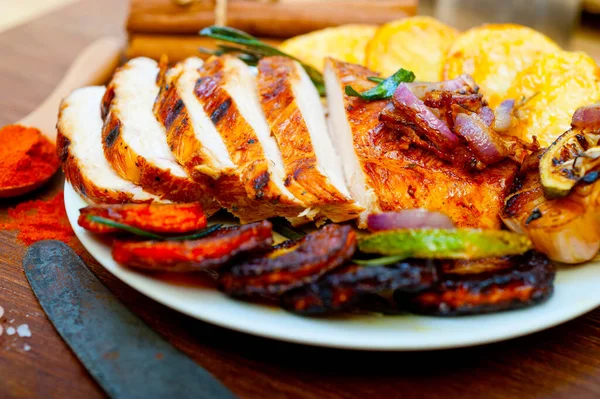 Kızarmış barbekü soslu tavuk göğsü, otlar ve baharatlar sade.