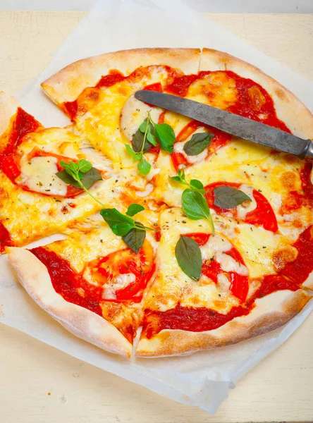 Итальянская Традиционная Пицца Маргарита Помидор Моцарелла Базилик — стоковое фото