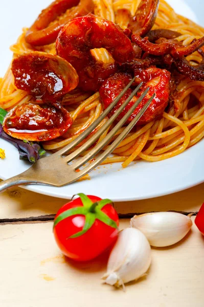 Makaron Spaghetti Włoskie Owoce Morza Czerwony Sos Nad Biały Prosty — Zdjęcie stockowe