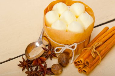 rustik beyaz ahşap masa üzerinde taze vanilya ve baharat kremalı kek tatlı