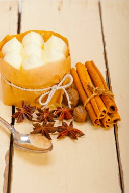 rustik beyaz ahşap masa üzerinde taze vanilya ve baharat kremalı kek tatlı