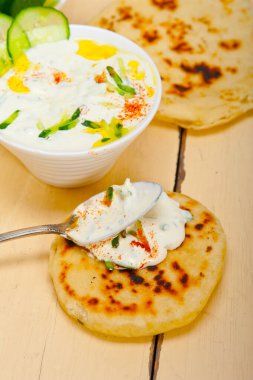 Arap Ortadoğu keçi yoğurt ve salatalık salatası 