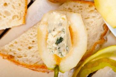 Farklı peynir ve taze armut aperatifleri. 