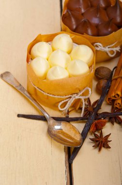 rustik ahşap masa üzerinde çikolata baharat ve vanilya kremalı pasta tatlı taze pişmiş 