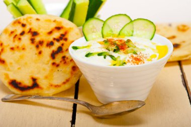 Arap Ortadoğu keçi yoğurt ve salatalık salatası 