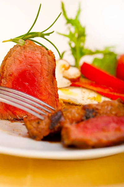 配上新鲜蔬菜 西红柿和牛油果沙拉的牛肉片 — 图库照片