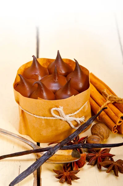 Baunilha Chocolate Assado Fresco Sobremesa Bolo Creme Especiarias Sobre Mesa — Fotografia de Stock