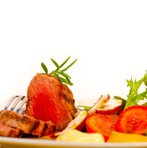 Filete Ternera Mignon Parrilla Con Verduras Frescas Lado Setas Tomate —  Fotos de Stock