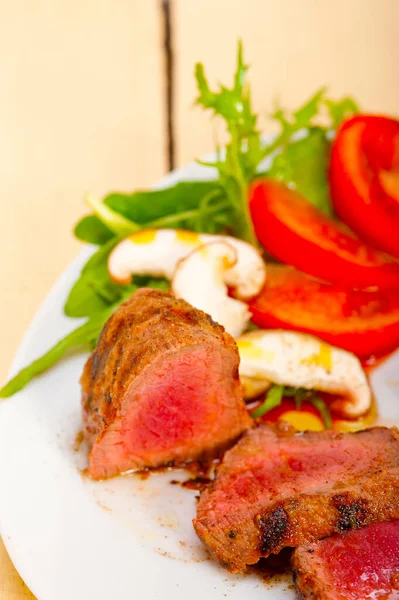 Biftek Fileminyon Yanında Taze Sebze Mantar Domates Roka Salatası — Stok fotoğraf