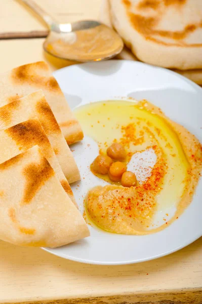 Traditionella Kikärter Hummus Med Vitabröd Och Paprika Ovanpå — Stockfoto