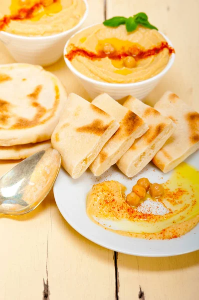 Hagyományos Csicseriborsó Hummus Pitakenyérrel Paprikával Tetején — Stock Fotó