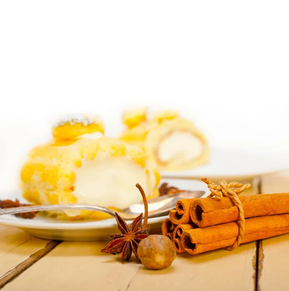 Frische Hausgemachte Sahnebrötchen Kuchen Dessert Und Gewürze Über Weißen Rustikalen — Stockfoto